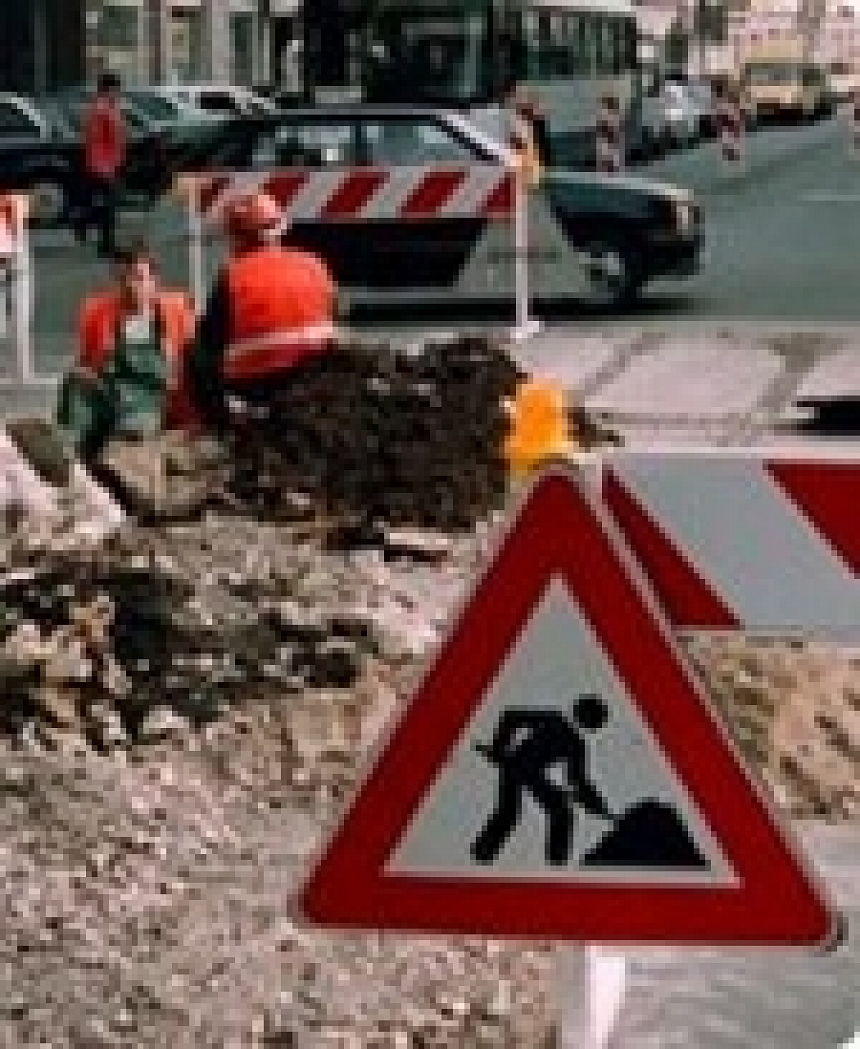 Foto: Rīgas ielās tiek likvidētas bedrītes; autors: Rīgas ielās tiek likvidētas bedrītes