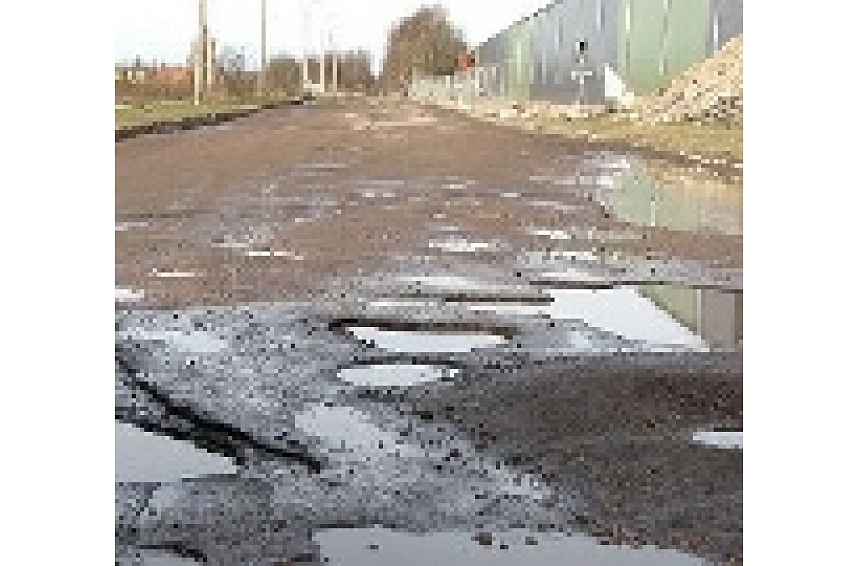 Foto: Aicina ziņot par bedrēm Rīgas ielās; par risinājumiem varēs uzzināt internetā; autors: Aicina ziņot par bedrēm Rīgas ielās; par risinājumiem varēs uzzināt internetā