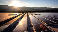 KEM: Mājsaimniecības, kuras plāno uzstādīt saules paneļus, varēs saņemt atbalstu elektroenerģijas uzglabāšanas iekārtas iegādei