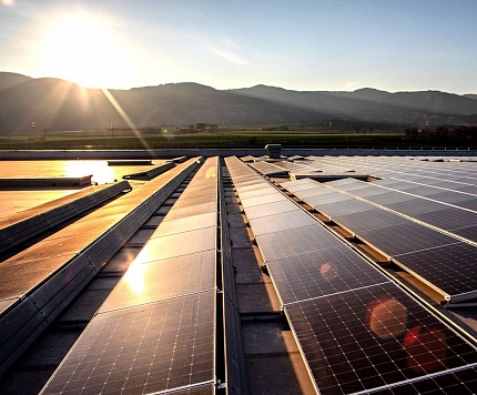 KEM: Mājsaimniecības, kuras plāno uzstādīt saules paneļus, varēs saņemt atbalstu elektroenerģijas uzglabāšanas iekārtas iegādei