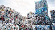 Plastmasa uz iepakojuma pjedestāla: pārstrādāt gribam, bet ne vienmēr varam