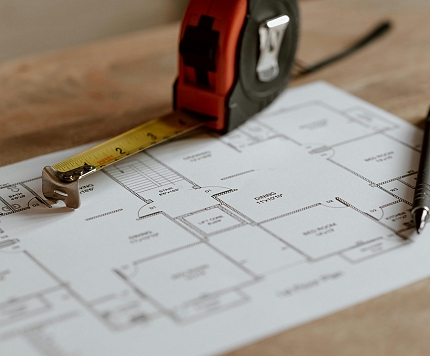 Aizdevums pret nekustamā īpašuma ķīlu uzņēmumiem: praktisks ceļvedis būvniecības un renovācijas projektiem