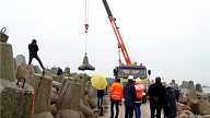 Ventspils. Pilnā sparā sākusies ostas Dienvidu mola atjaunošana