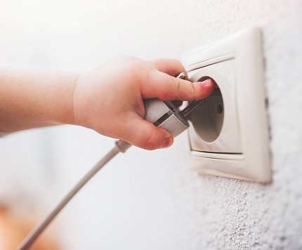 Latvijā pērn reģistrētas 50 elektrotraumas, cietušo vidū – arī bērni; aicina vecākus parūpēties par drošām rozetēm mājoklī
