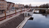 Jelgava.Tīrīs Jāņa Čakstes lejas promenādi un gājēju tilta "Mītava" klāju