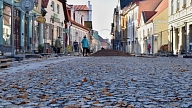 Cēsis. Rīgas ielā ieklāj brauktuves segumu