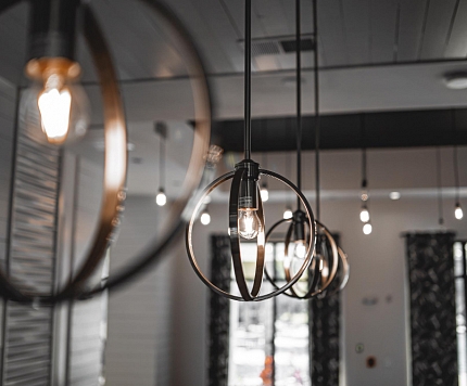 Gaisma kā stilistikas instruments: kā izcelt interjeru ar apgaismojumu