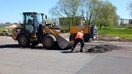 Jelgava.  Atmodas un Rūpniecības ielā klāj izlīdzinošo kārtu