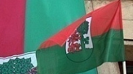 Pie nosiltinātajiem namiem plīvos Liepājas karogs