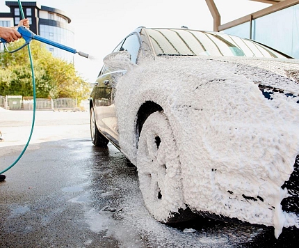 Auto mazgāšana un salona tīrīšana pašapkalpošanās automazgātavā 