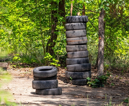 Neizmet un nededzini: kādu kaitējumu nodara nepareizi uzglabātas un mežā izgāztas riepas