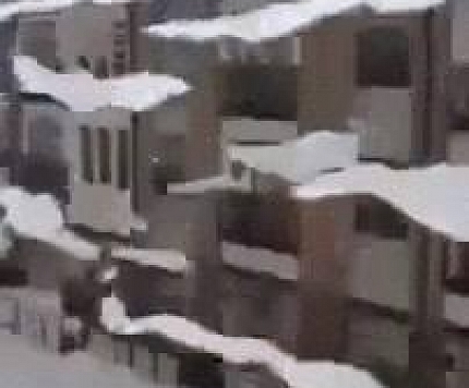Tas brīdis, kad jumtam aizmirsās uzlikt sniega barjeras...