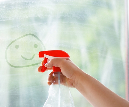 Ardievu netīriem logiem! 5 vienkārši triki perfektam spīdumam