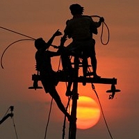 480 Eiropas elektrības piegādātāji cels tarifus: tā nav tikai reakcija uz krīzi, bet pašu kļūdainās finansu politikas sekas