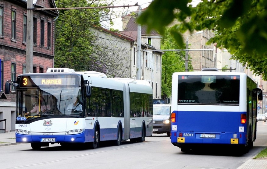 Rīgas pašvaldība līdz gada beigām uzstādīs 100 jauna dizaina sabiedriskā transporta pieturvietu nojumes