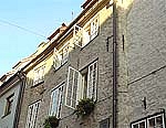 Nekustamā īpašuma tirgus patreiz Latvijā ir liels un tādēļ arī plašajā piedāvājumu klāstā ir iespējams atrast visoptimālāko variantu jebkuram maciņa biezumam, nolūkam un prasībām