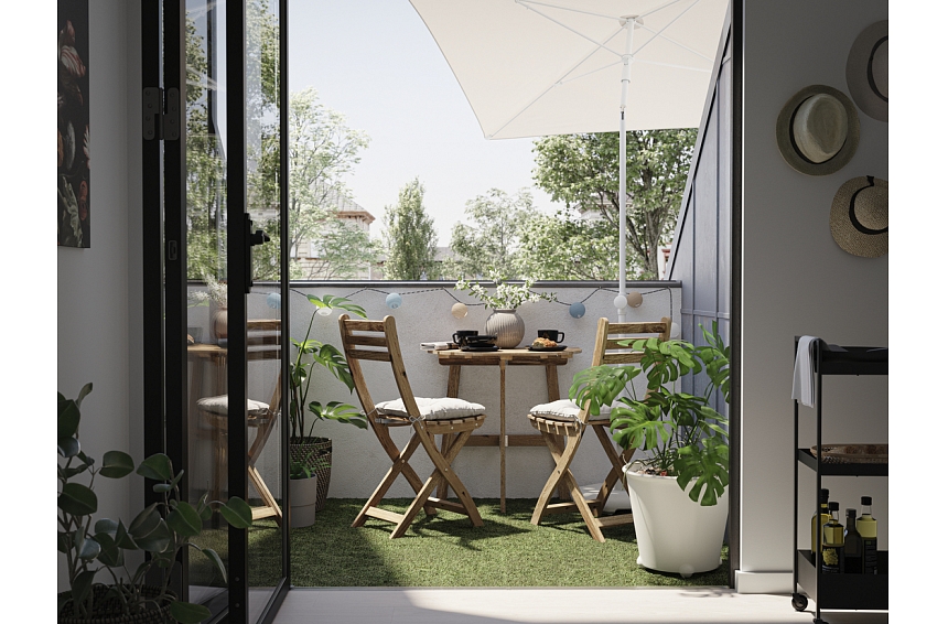 Kā iekārtot balkonu, lai būtu vieta gan mājīgām sarunām, gan mantu glabāšanai? Iesaka interjera dizainers