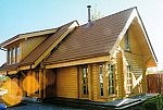 Guļbaļku un koka saliekamo paneļu mājas