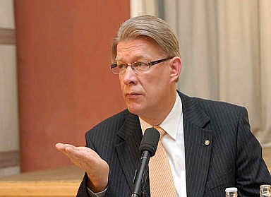 Zatlers: trūcīgo cilvēku atbalsts norēķinos par apkuri - valdības prioritāte šoruden