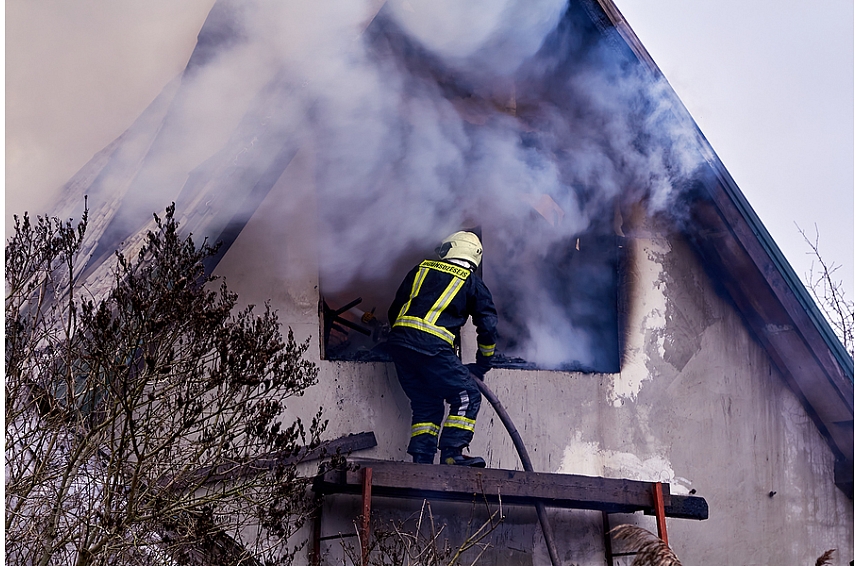 Apdrošinātājs: Arvien biežāk ugunsgrēkos cieš arī kaimiņu īpašums