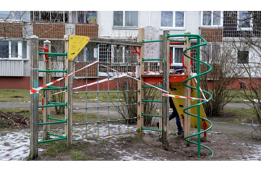 Rīgas pašvaldība pārbauda spēļu laukumu drošumu; šogad plāno atjaunot 13 laukumus