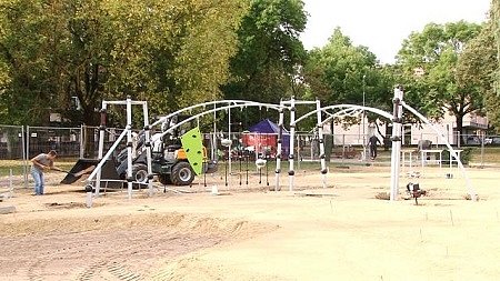 Daugavpils Centrālajā parkā tiek veikti bērnu rotaļu laukuma rekonstrukcijas darbi