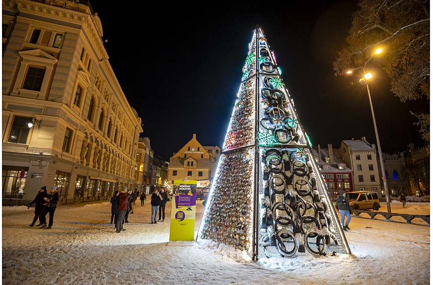 Rīgā uzstādīta unikāla, izglītojoša un uz ilgtspēju vērsta no atkritumiem veidota Ziemassvētku egle