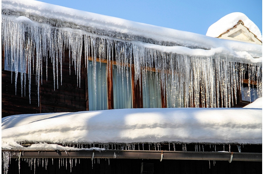 Eksperts: Kam pievērst uzmanību, lai pēc sniegotas ziemas nav jāmaina mājas jumta segums?