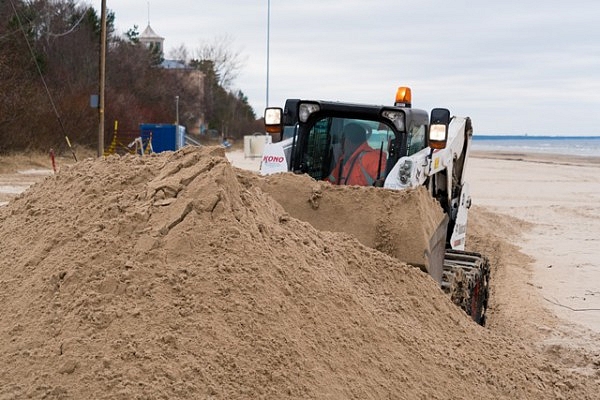 Majoru pludmalē veic kāpu stabilizēšanas darbus