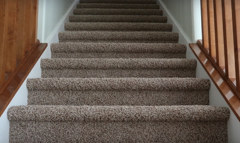 Kā ieklāt paklāju uz kāpnēm?