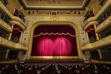 Aprit 20 gadi kopš atjaunots operas nams