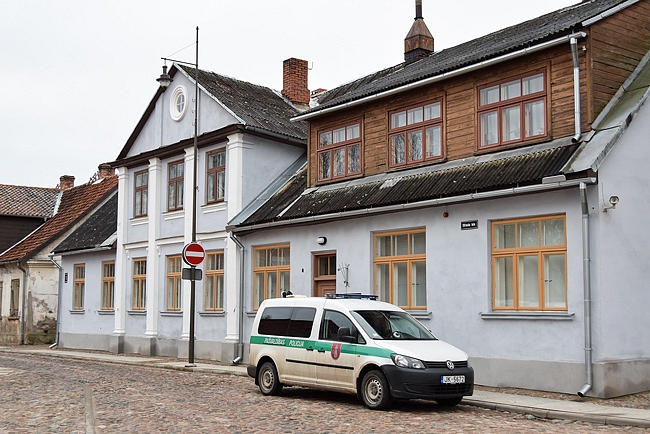 KULDĪGAS NOVADA PAŠVALDĪBAS POLICISTI IEDZĪVOJUŠIES PĀRBŪVĒTAJĀS DARBA TELPĀS