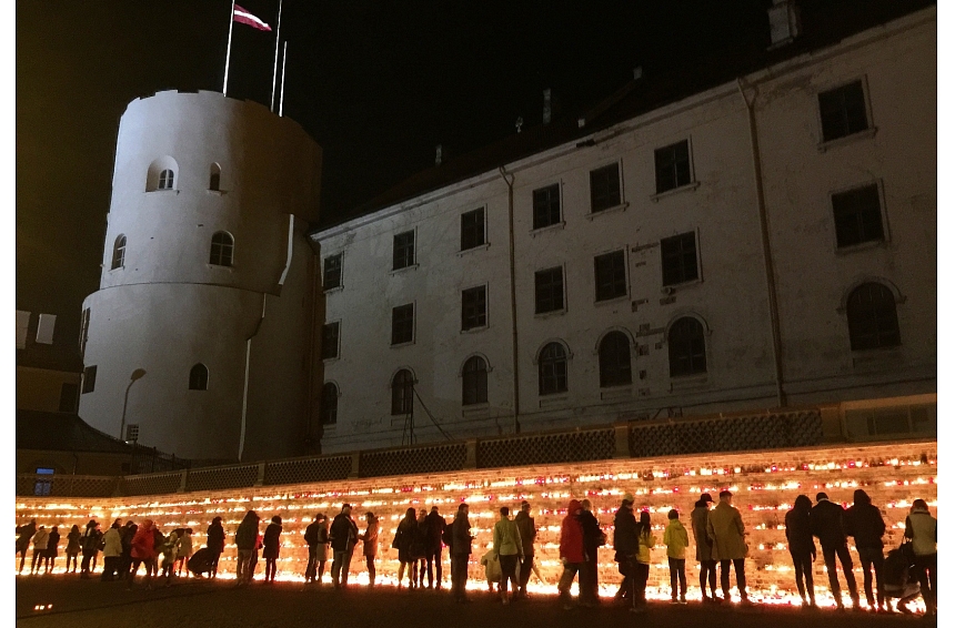 Lāčplēša dienā VNĪ nodrošina iespēju izvietot svecītes pie Rīgas pils mūriem