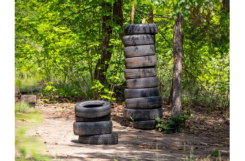 Neizmet un nededzini: kādu kaitējumu nodara nepareizi uzglabātas un mežā izgāztas riepas