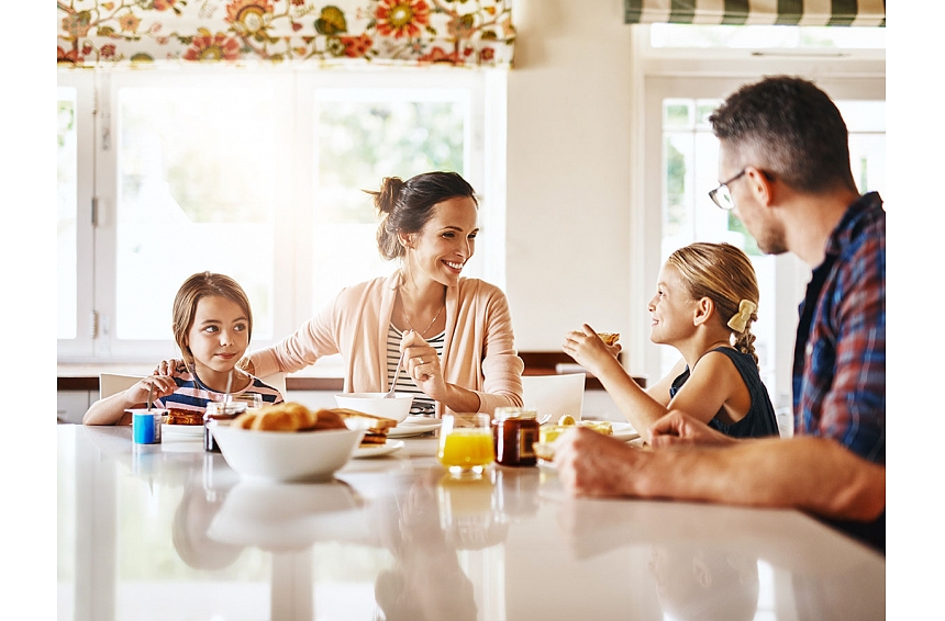 Sarunas pie galda: kā virtuve kļūst par vietu idejām un risinājumiem