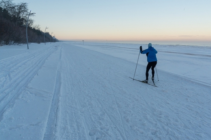 Jūrmala.Pludmalē izveidota 22 km gara distanču slēpošanas trase
