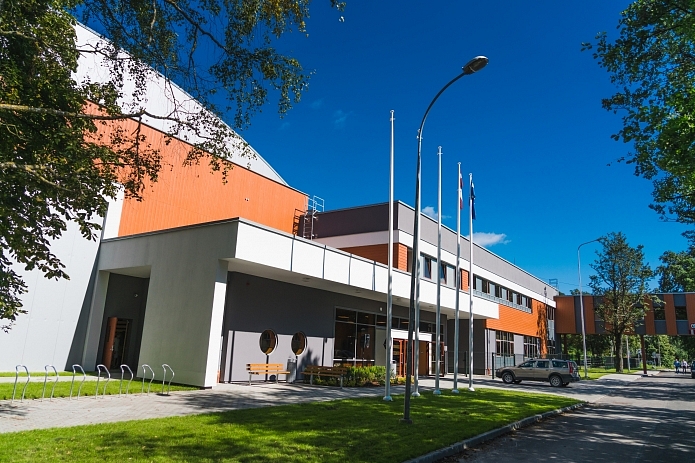 Jūrmalā atklāj daudzfunkcionālu sporta halli