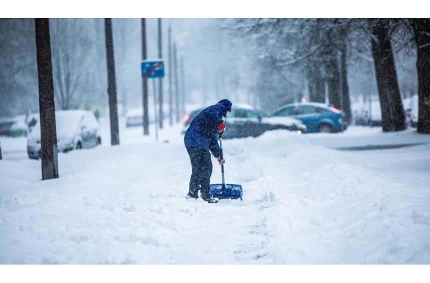 Pašvaldība atgādina – namu īpašniekiem jānodrošina savlaicīga sniega un ledus tīrīšana no ietvēm un jumtiem