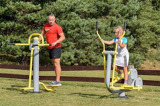 Kuldīga. Īvandē uzstādīti ārā trenažieri un rotaļu iekārtas