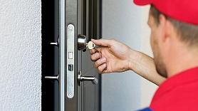 Slēdzeņu SOS serviss – ātrākais un drošākais risinājums iestrēgušu durvju slēdzeņu atvēršanai

