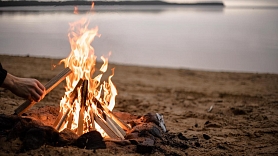 No nejaušas dzirksteles līdz ugunsgrēkam: Kas jāņem vērā, kurinot ugunskuru vasarā?