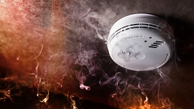 Pētījums: Katrā piektajā dzīvoklī nav dūmu detektora, katrā trešajā privātmājā – ugunsdzēšamā aparāta