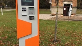 Sigulda. Pieejama elektromobiļu uzlādes stacija dzelzceļa stacijas laukumā