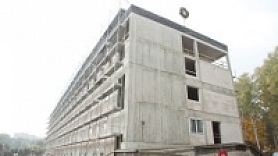 Nosvinēti spāru svētki pirmajai no trim pašvaldības sociālajām mājām Imantā