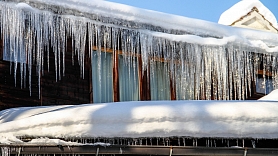 Eksperts: Kam pievērst uzmanību, lai pēc sniegotas ziemas nav jāmaina mājas jumta segums?