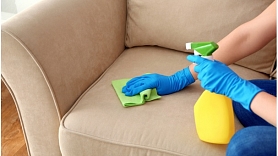 Kā tīrīt mīkstās mēbeles? Efektīvi padomi ikdienai