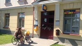 Cilvēkiem ratiņkrēslos un vecākiem ar bērniem ratiņos pieejamākās pilsētas Kurzemē – Saldus un Liepāja