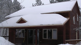 Sniega tīrīšana no jumtiem – pašu un apkārtējo drošībai