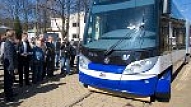 Rīgas domes priekšsēdētājs un žurnālisti novērtē pirmo jauno tramvaju