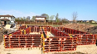 1,50 m augstu pamatu betonēšana, pielietojot atbilstoša augstuma DOMINO 150 veidņu paneļus